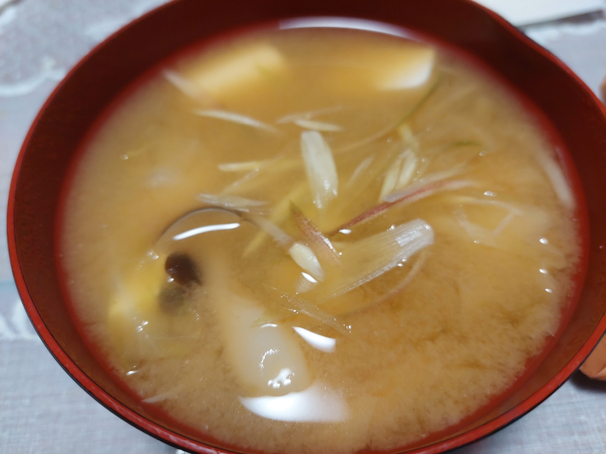 しめじ 豆腐 薬味(ミョウガ)の味噌汁