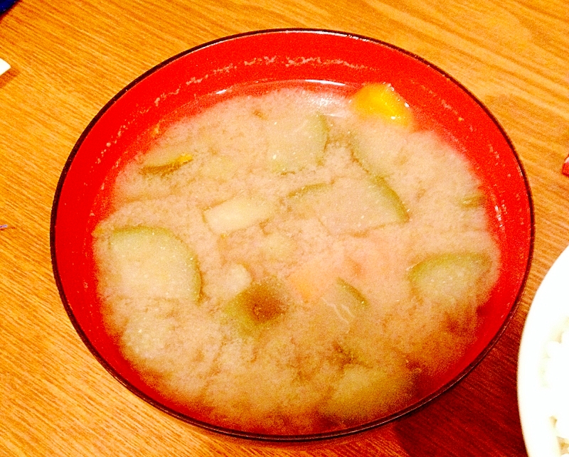 茄子と人参の味噌汁