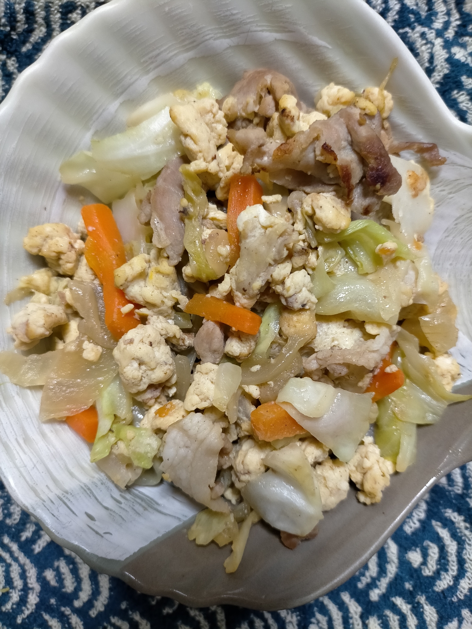 キャベツと人参と玉ねぎと豚肉と卵の野菜炒め