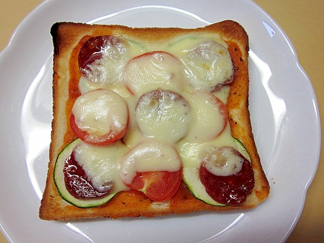 ズッキーニ・サラミ・チーズのトースト