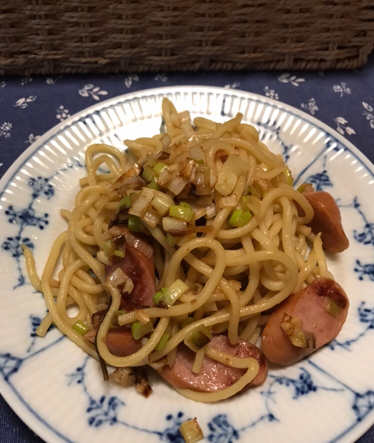 白ネギとウインナーのめんつゆ焼きそば