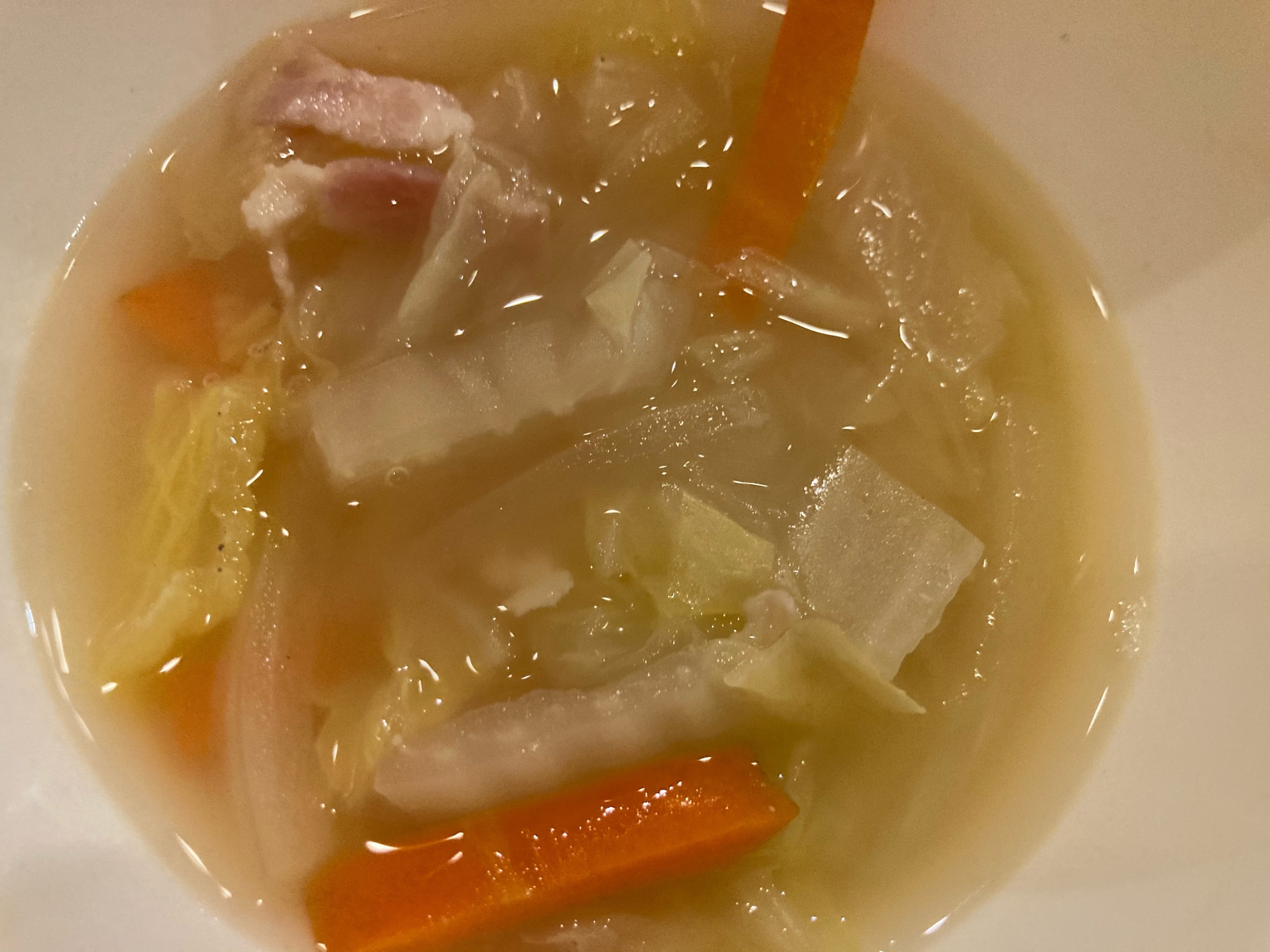 白菜とたまねぎと人参とベーコンのスープ