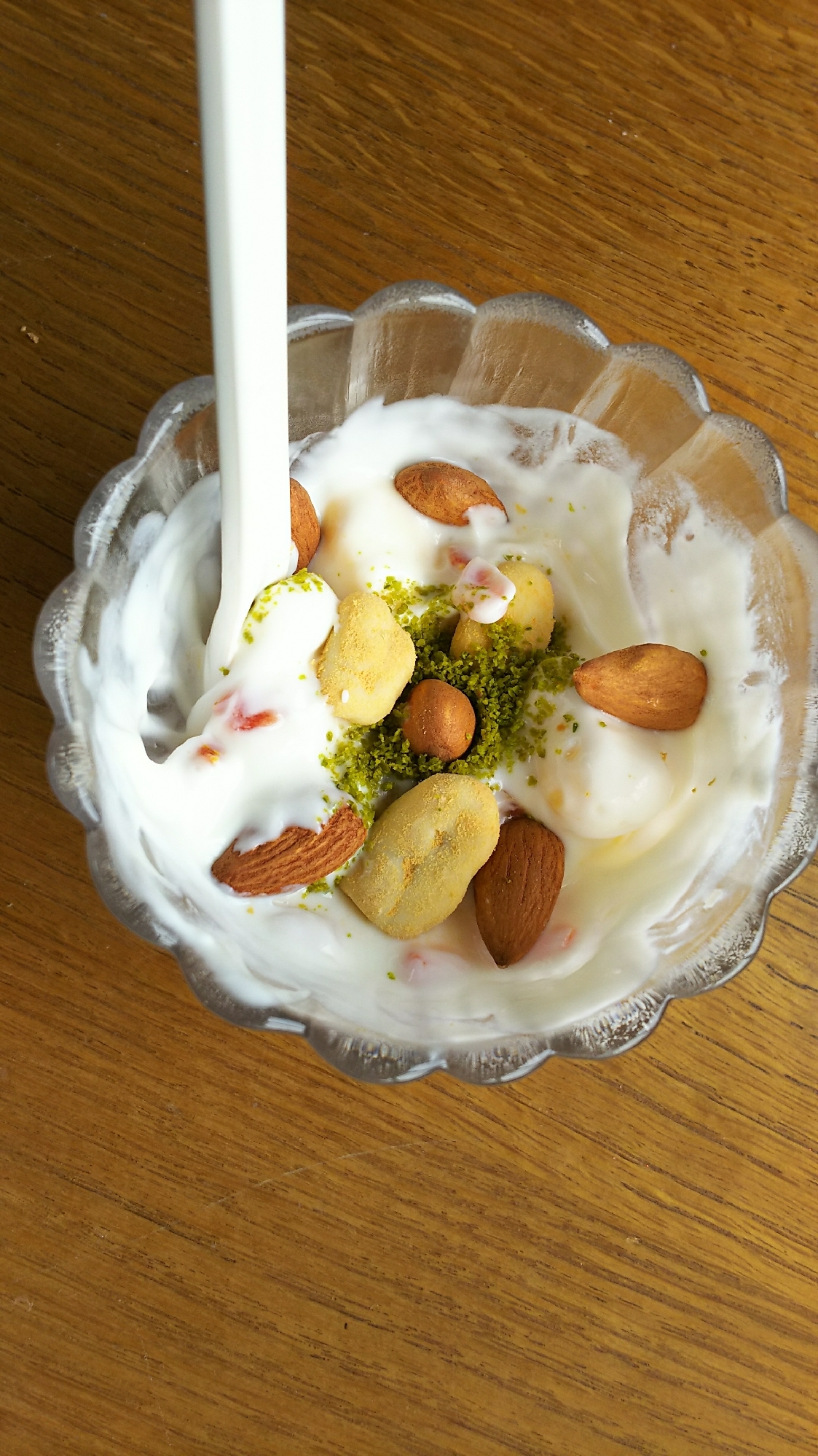 デーツ漬けヨーグルトのナッツ乗せ