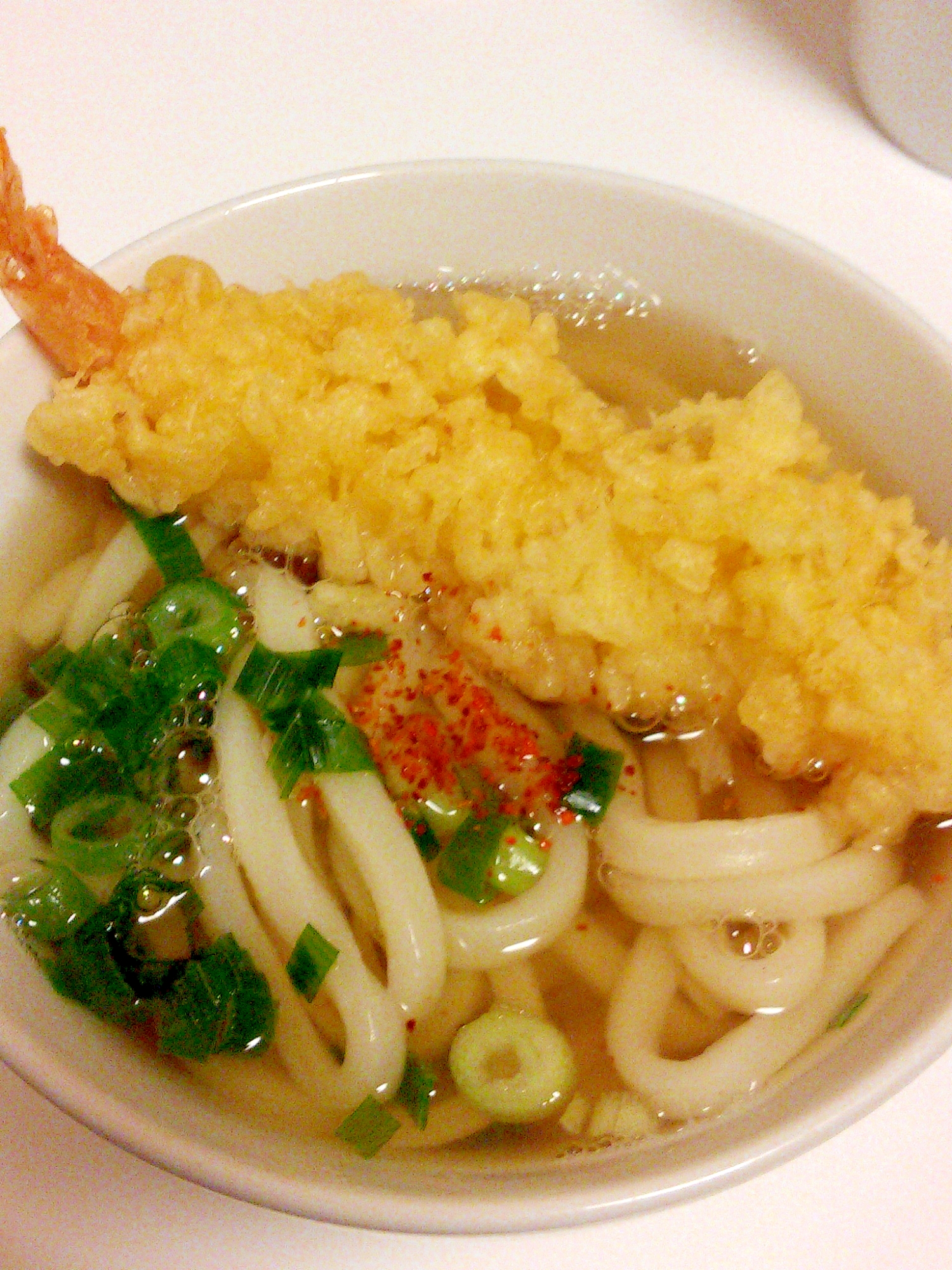 惣菜の天ぷらと冷凍うどんで簡単♪海老天ぷらうどん