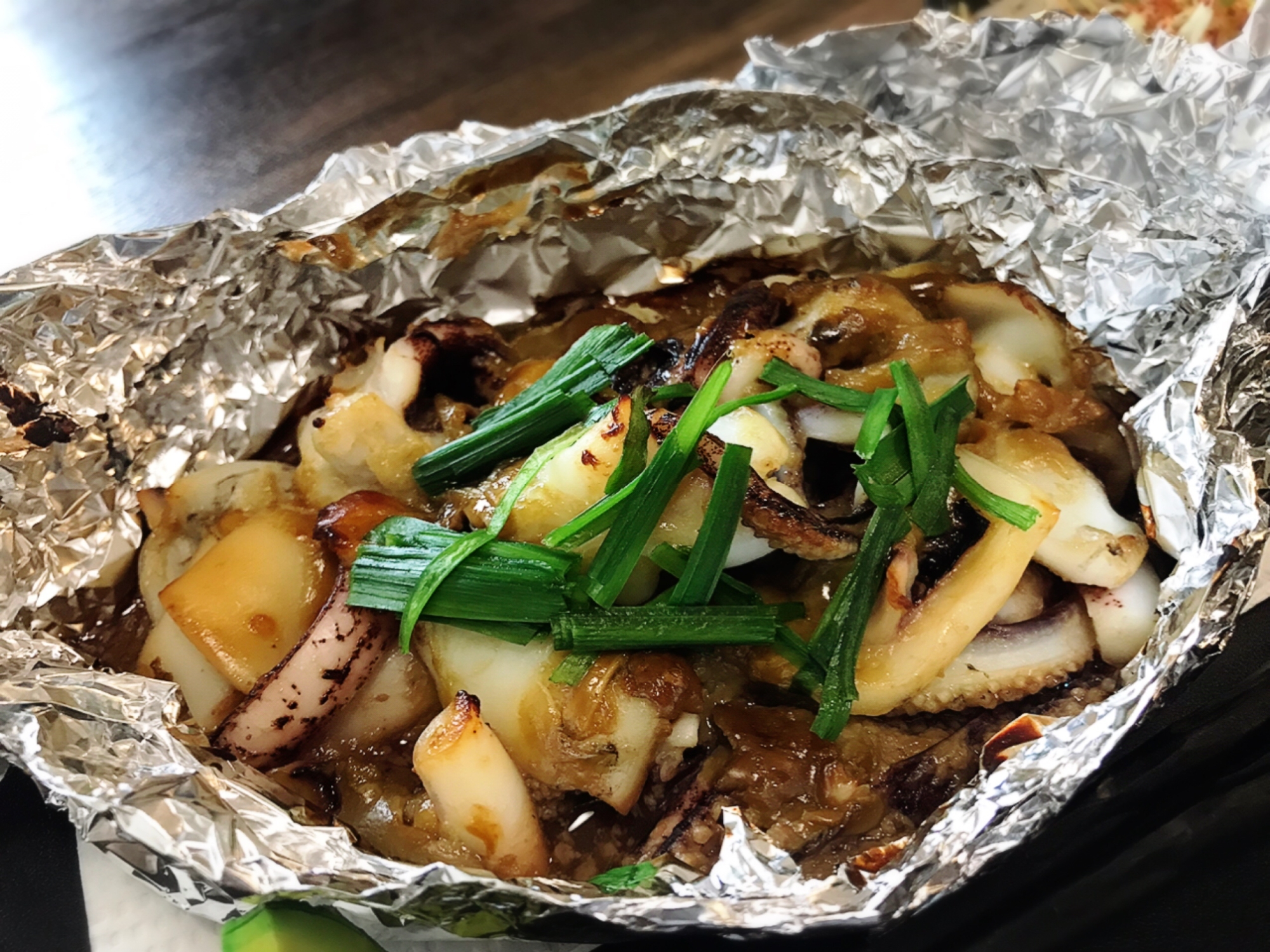 ホイルにのせて焼いたアオリイカの肝みそ焼き