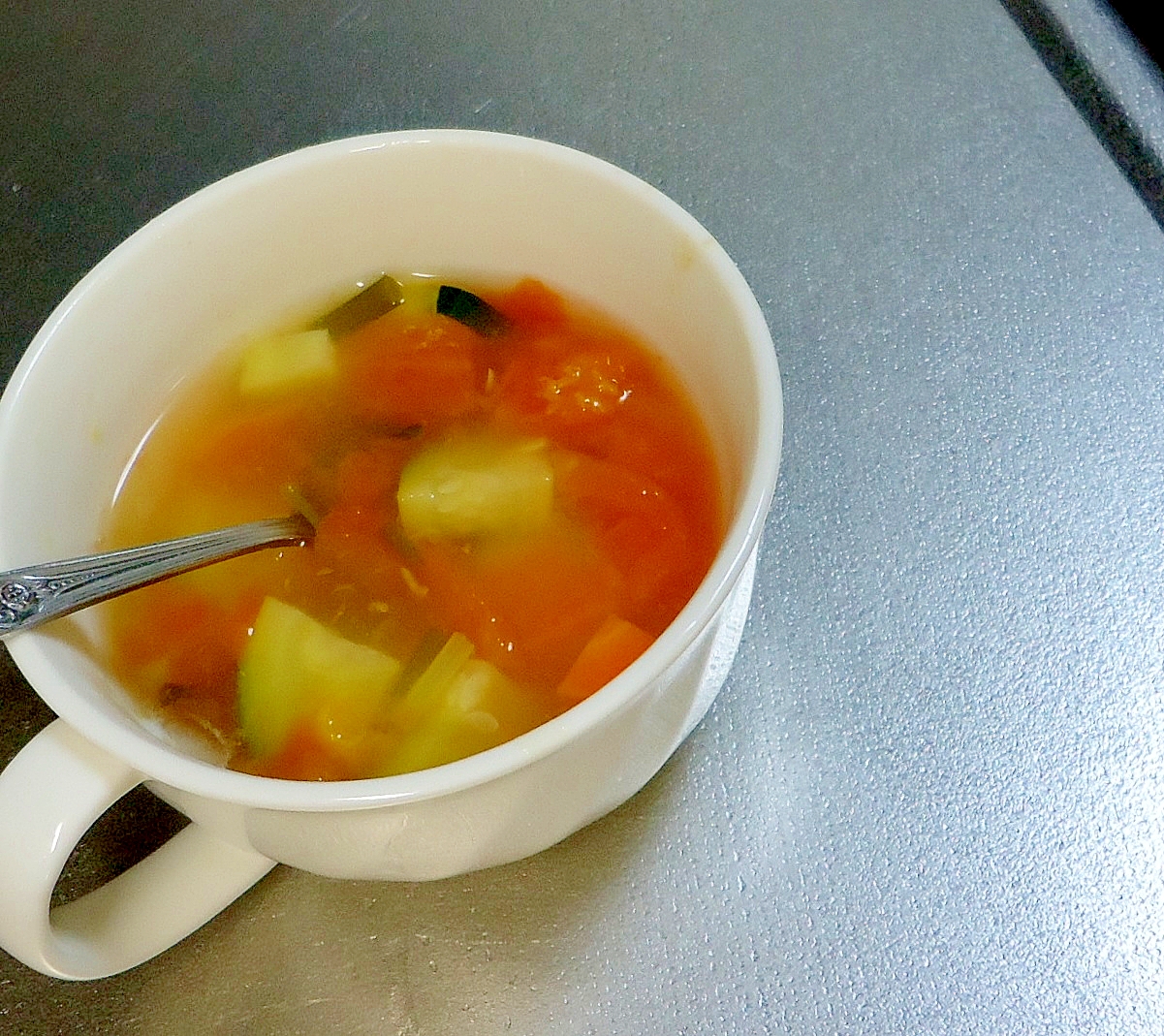 暑い日に、ズッキーニとトマトの冷たいスープ