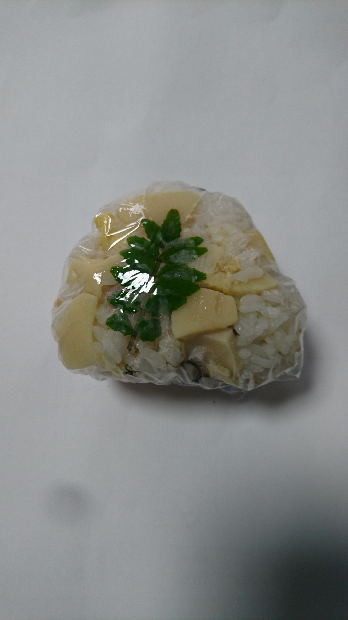 【旬】タケノコと山菜ご飯のおにぎり