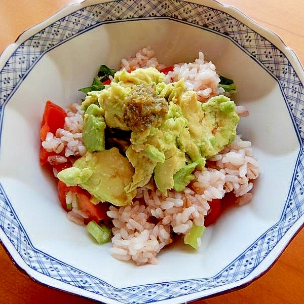 ５分！？簡単な混ぜご飯で❤滋養があるアボカド丼♪