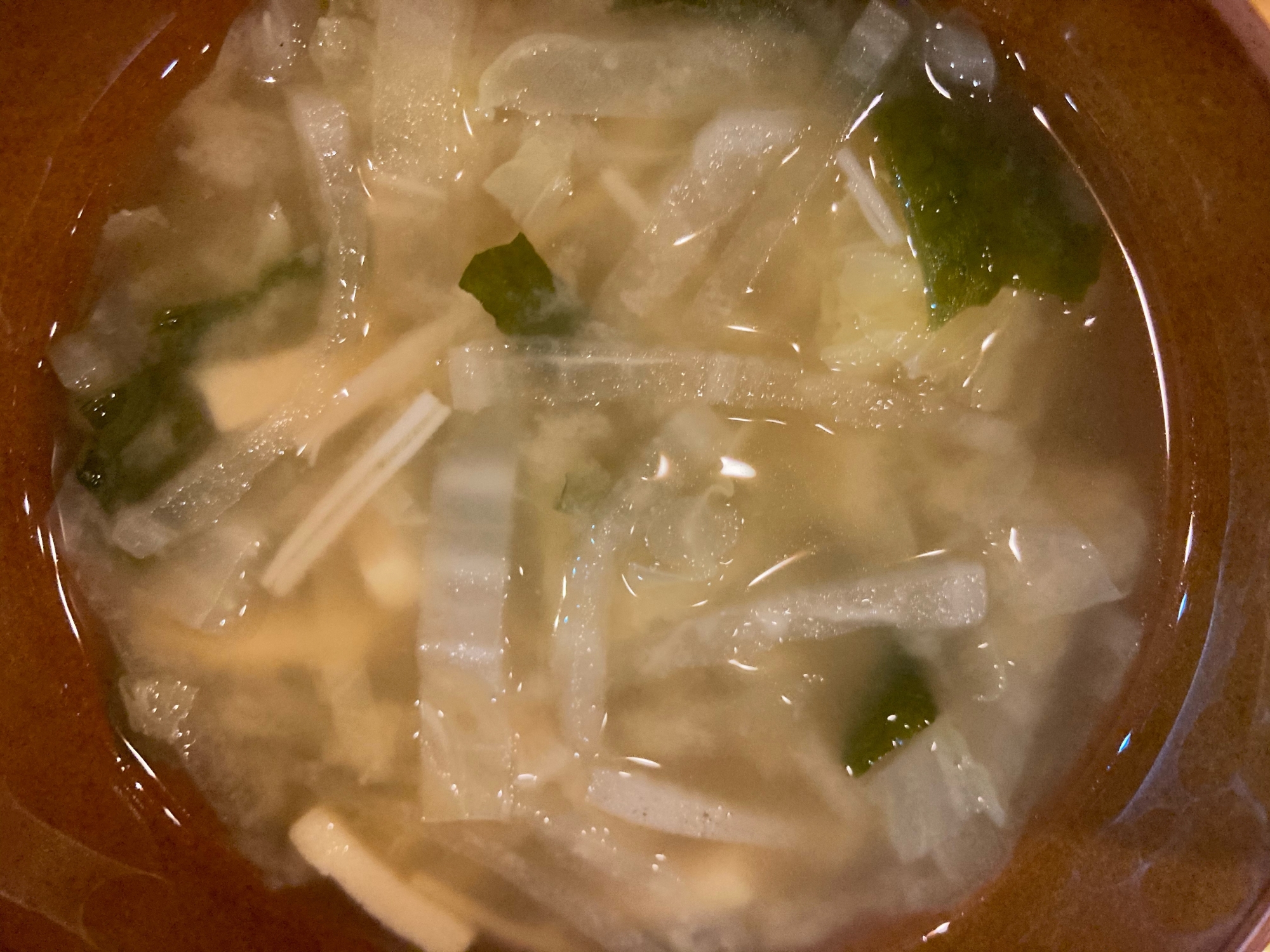 白菜と大根とわかめとえのきと凍み豆腐の味噌汁
