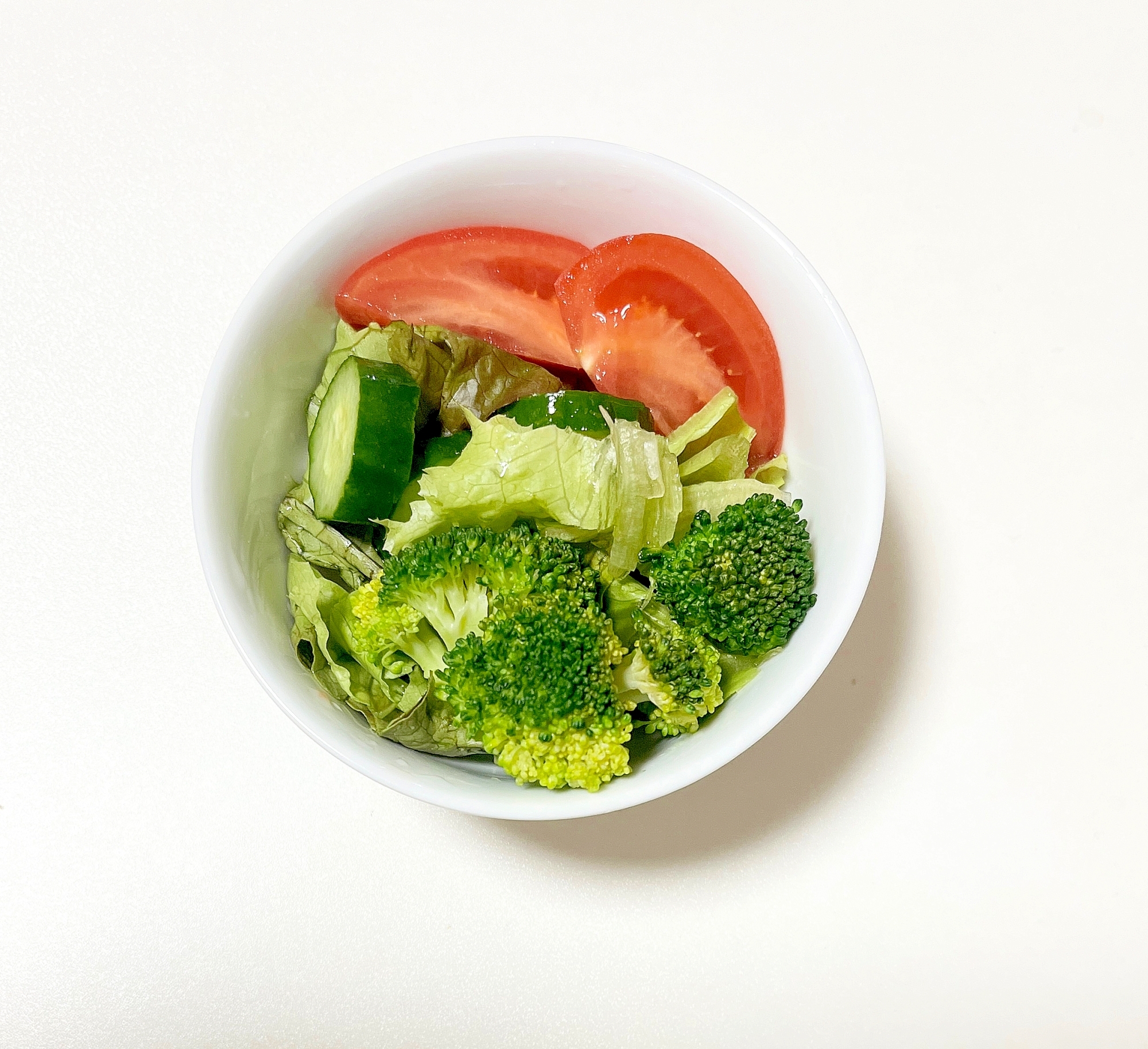 ブロッコリーと生野菜のサラダ