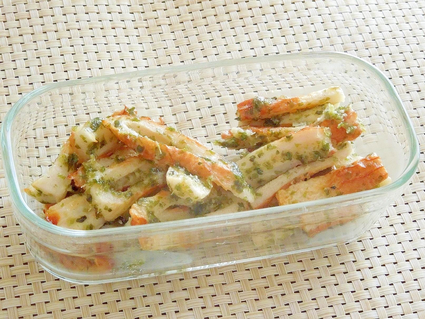 ガラスの器に入ったちくわの磯辺揚げ風