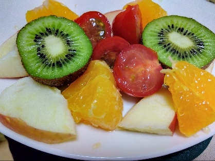 キウイフルーツとカイワレ大根と生ハムのサラダ