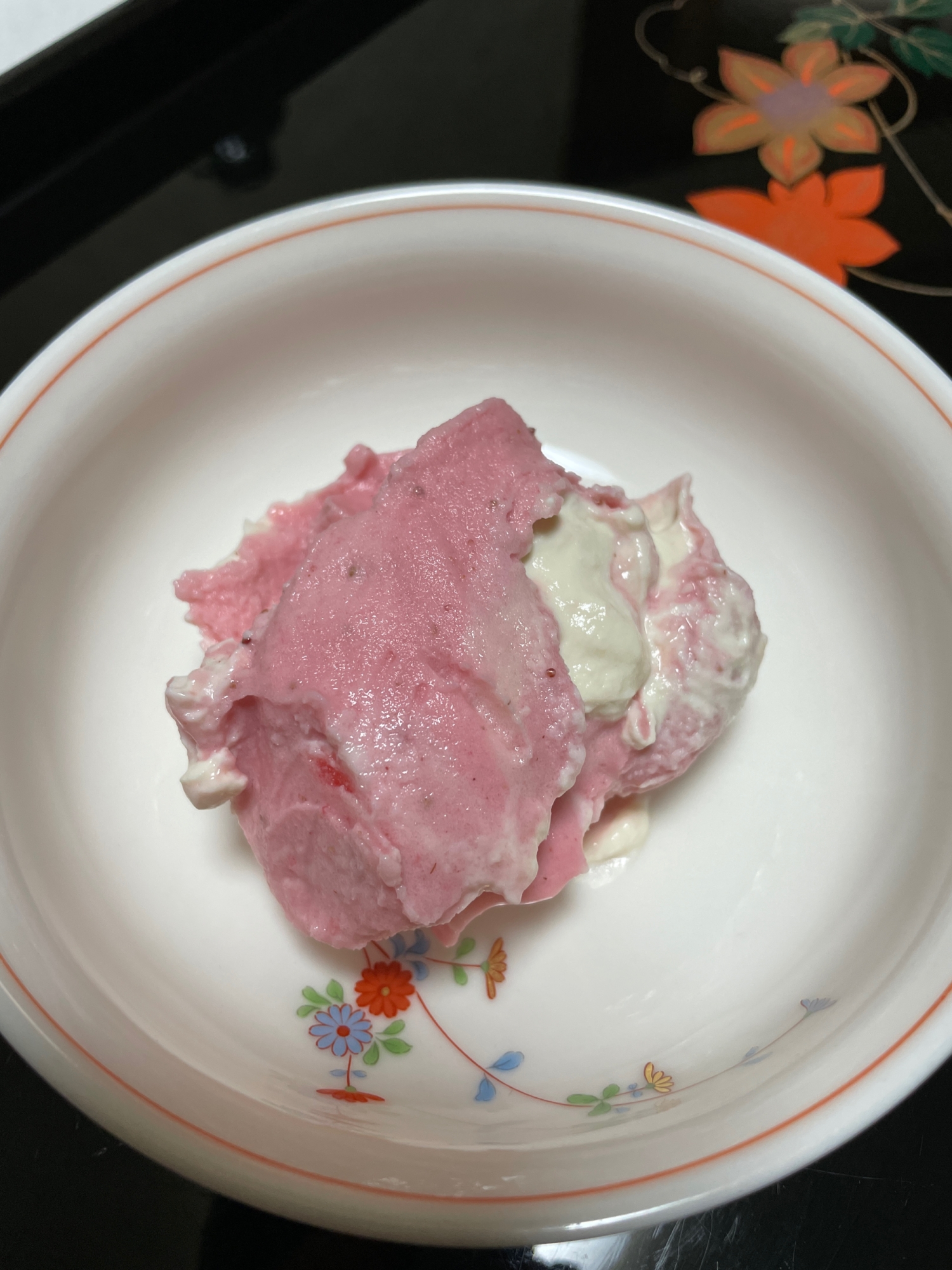 マシュマロ苺のアイスクリームと豆乳ヨーグルト