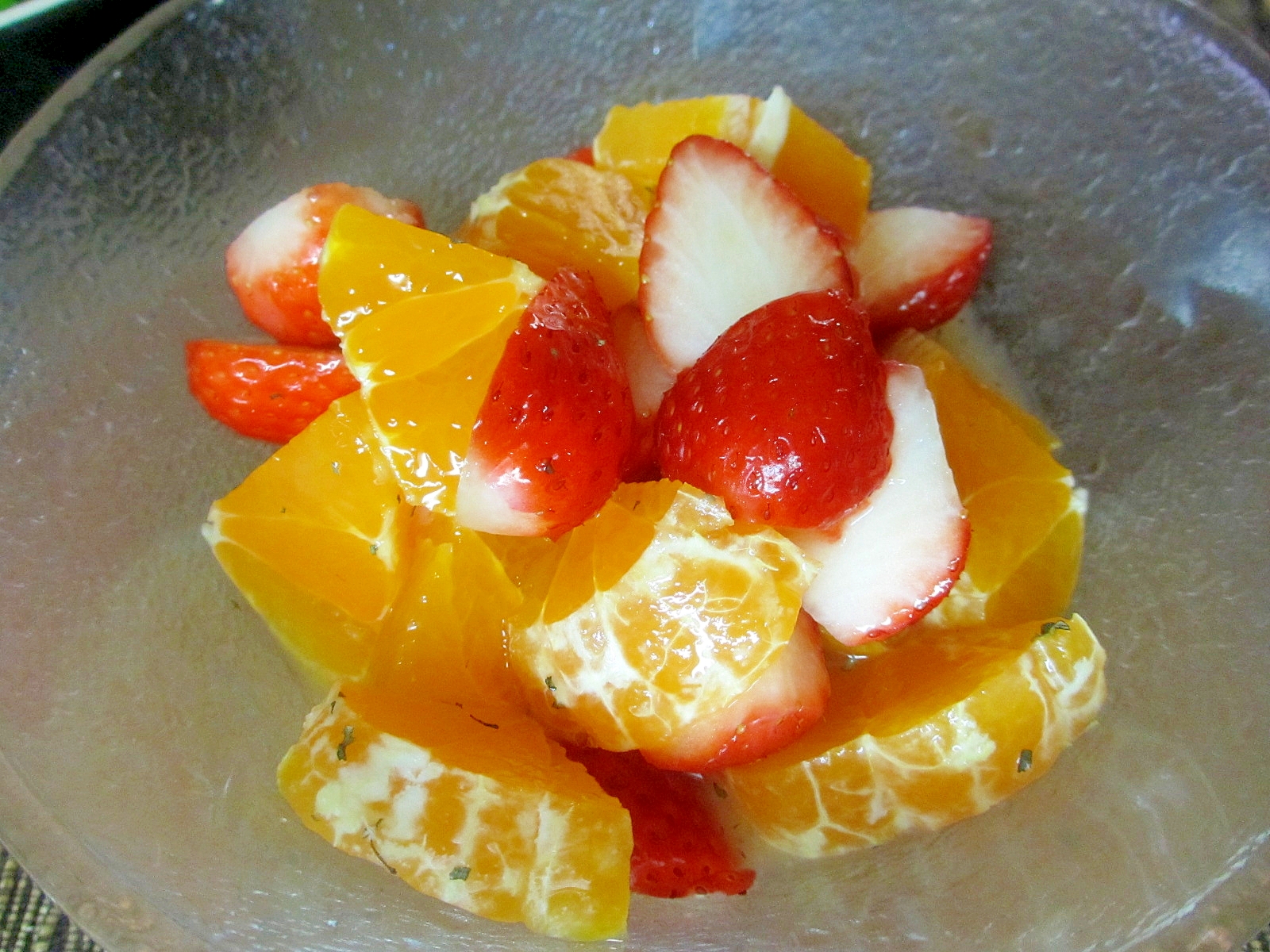 イチゴとデコポンの桃の果肉酒マリネ