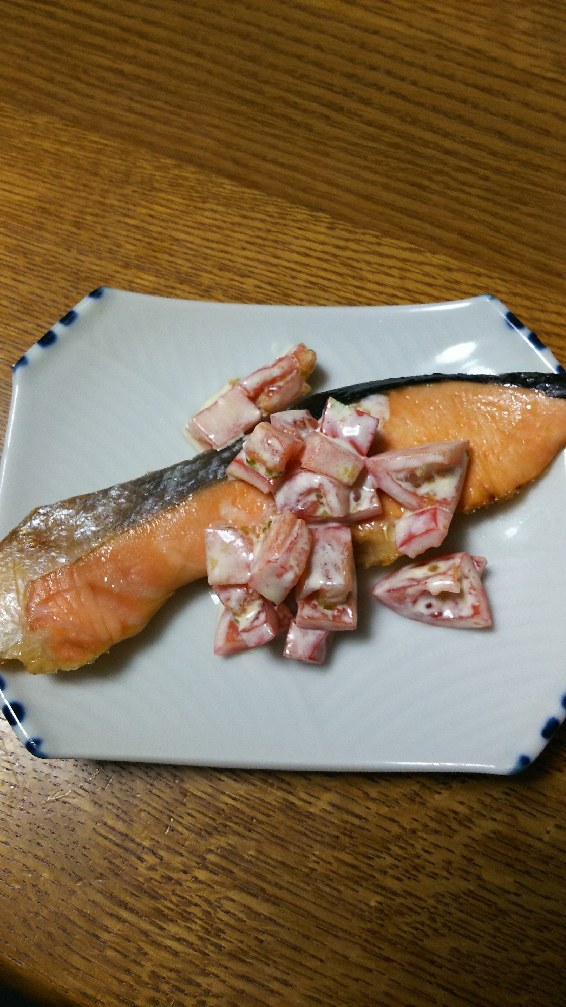 焼き鮭のトマトマヨ添え