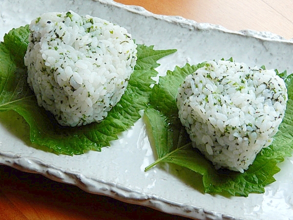 緑色ほろにが❤緑茶入りのお握り♪（あおさ粉ほか）