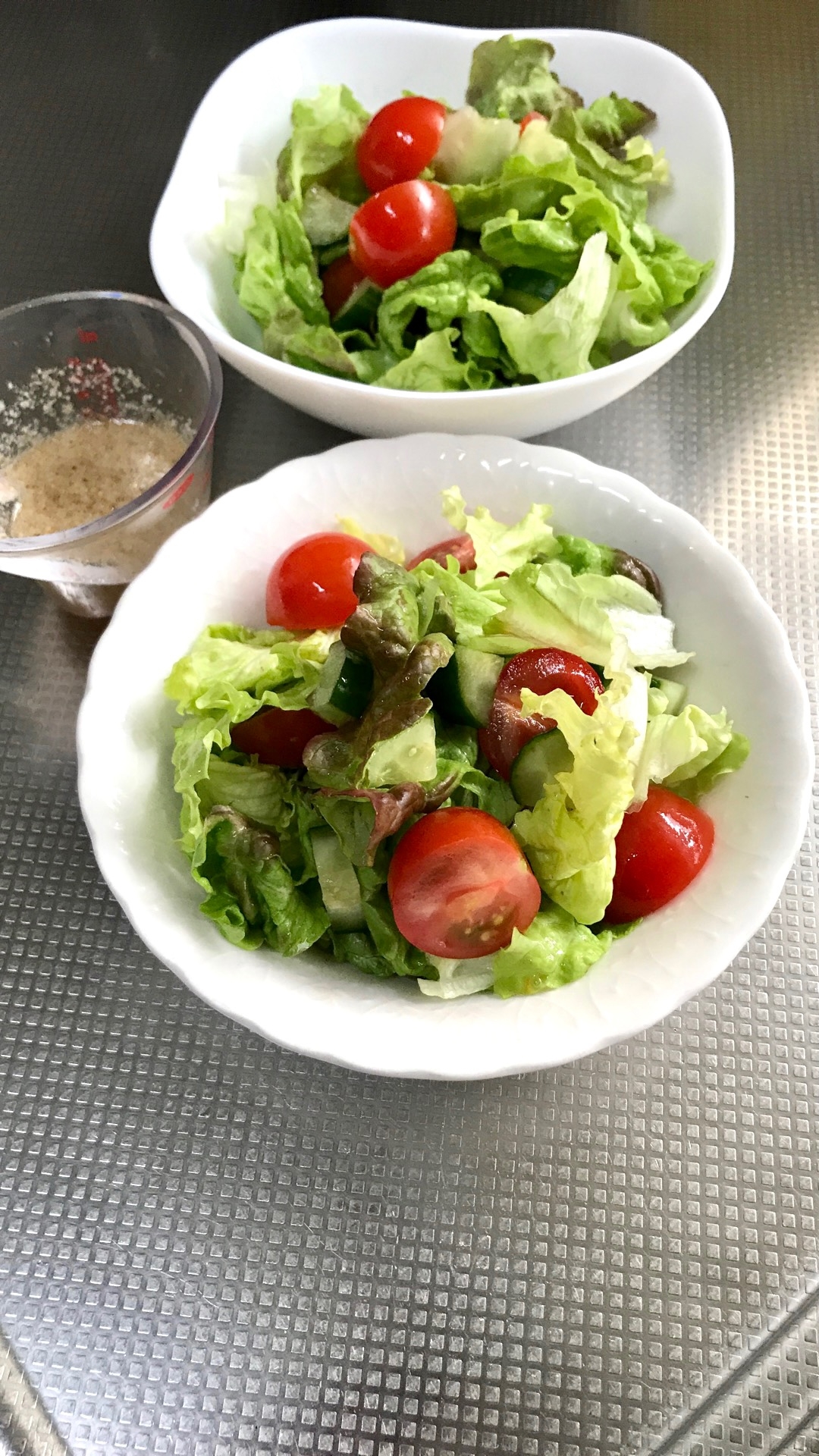 サニーレタスとトマトときゅうりの野菜サラダ