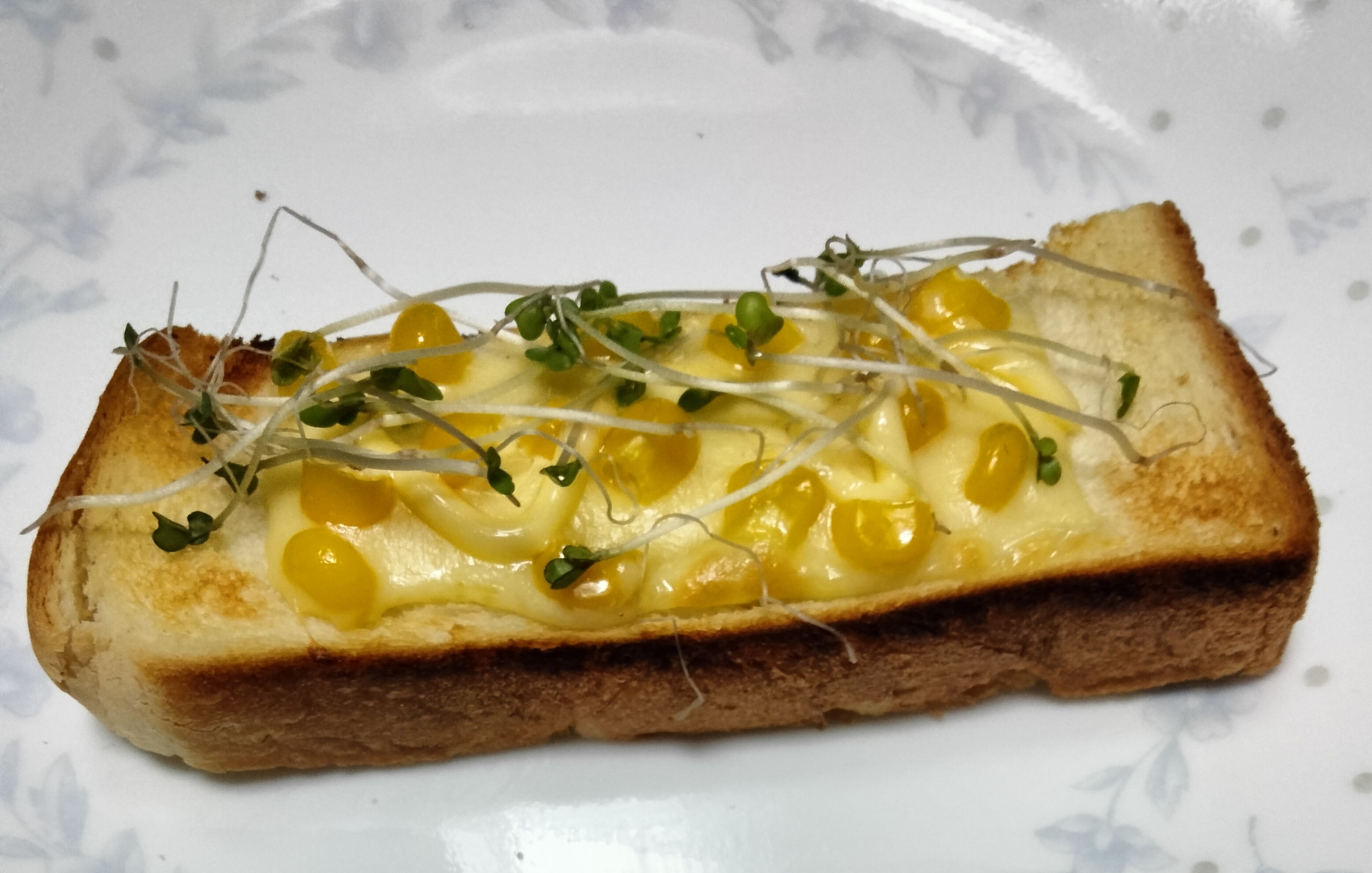 チーズトーストアレンジ コーンマヨ&スプラウト