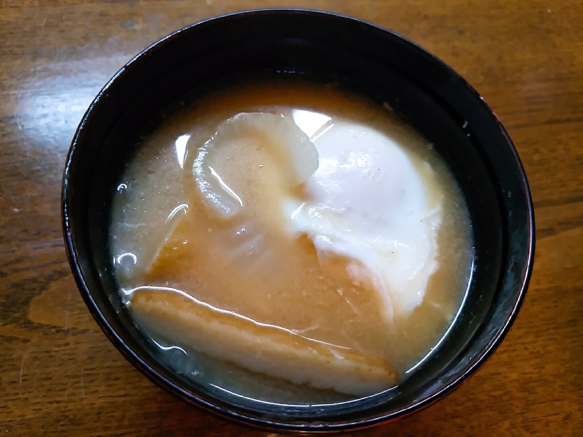 玉葱とさつま揚げと落とし卵の味噌汁