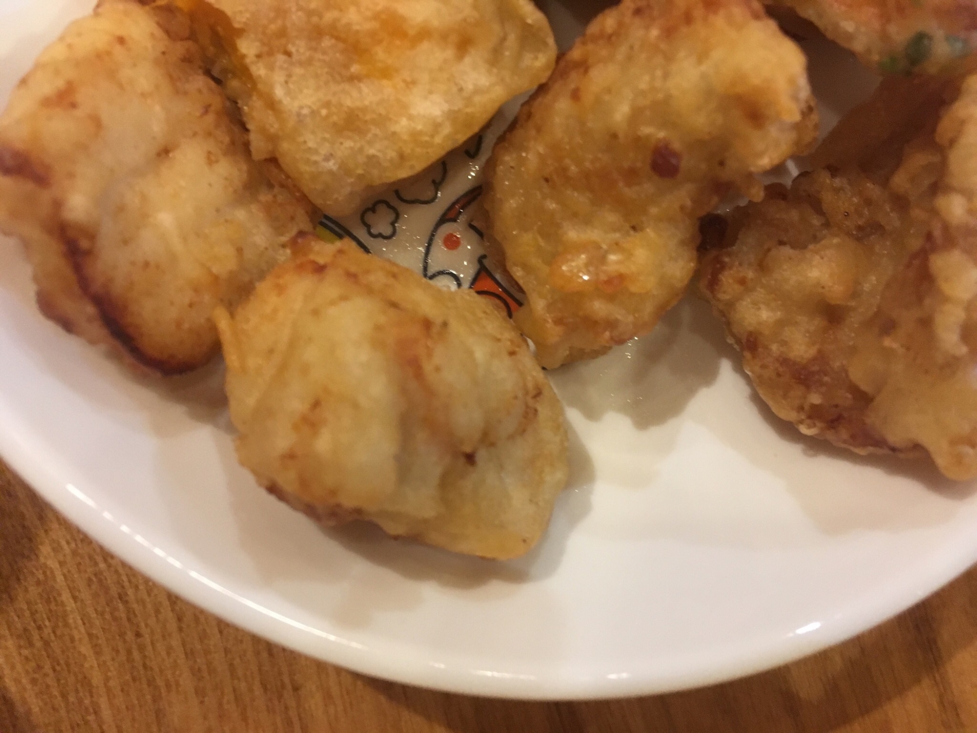 白い皿に盛られたたこ焼き粉で作る鶏唐揚げ