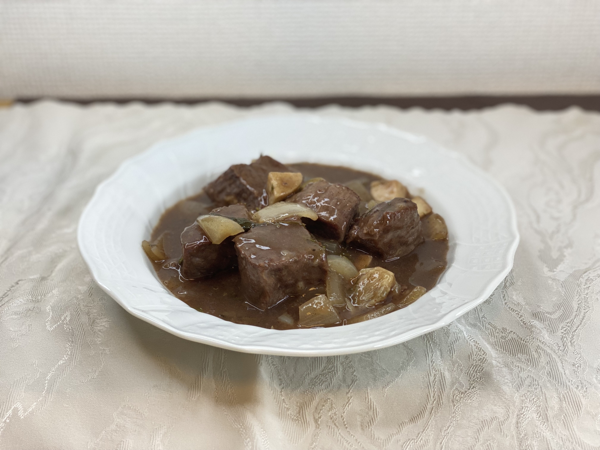 本格！牛肉の香草赤ワイン煮込み