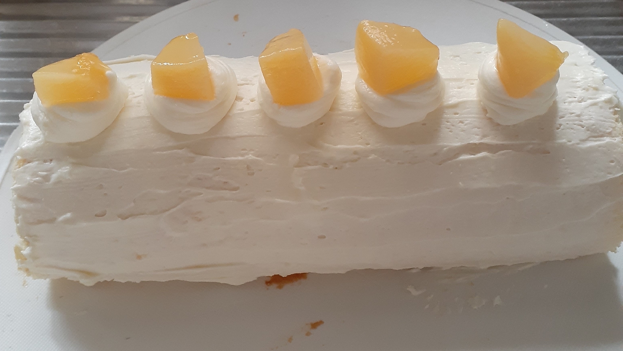 桃とチーズの白いロールケーキ