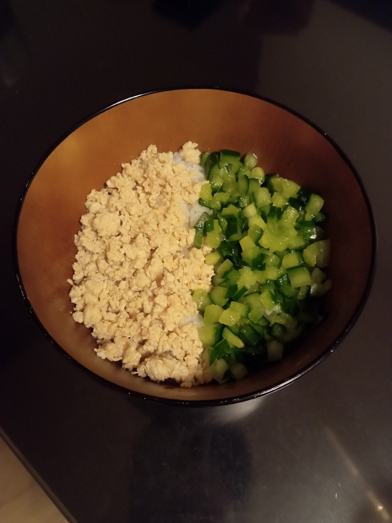 きゅうりと鶏そぼろの２色丼