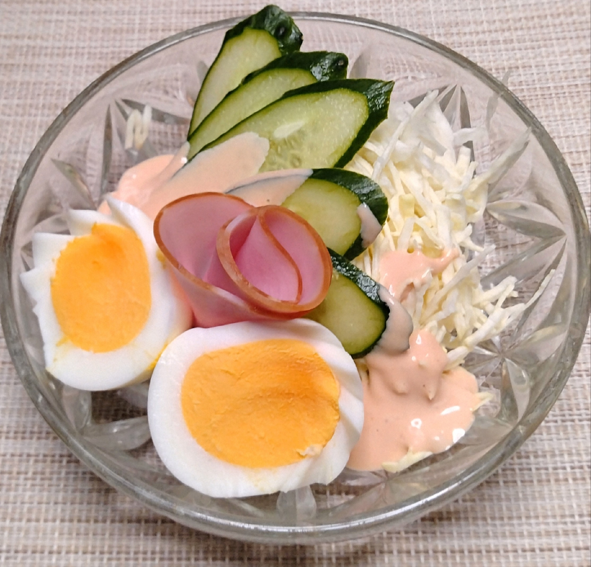 彩りが綺麗、簡単オーロラソースサラダ