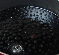【おせち】圧力鍋で作る黒々ふっくら!やわらか黒豆