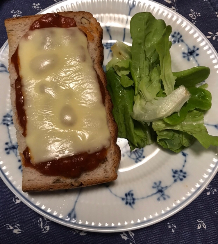 クルミ食パンのミートソースチーズトーストプレート