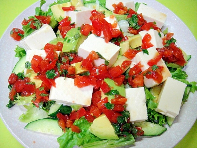 豆腐とアボカドの大葉トマトドレッシングサラダ