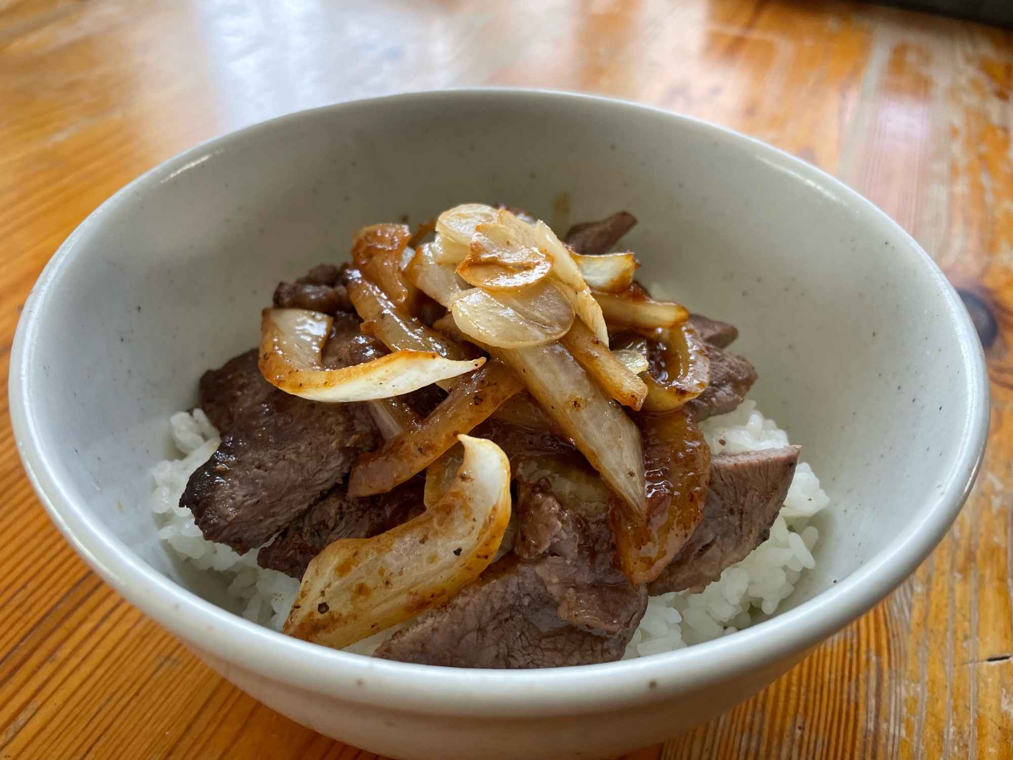 中学生男子のステーキ丼