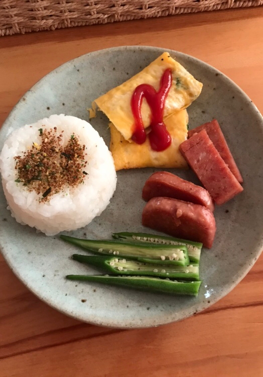 スプラウト入り卵焼きとポークソテーの朝ごはん