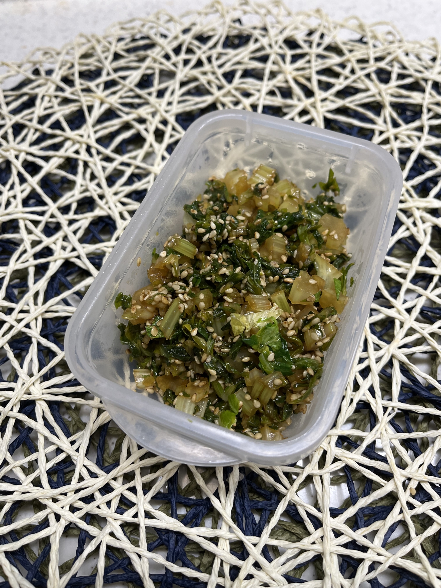 ご飯のお供♬セロリの葉の炒め物