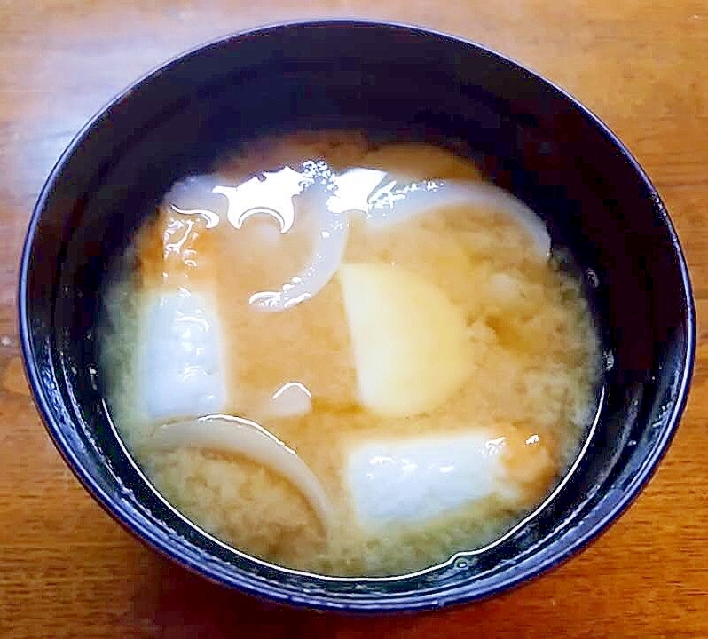 玉葱とじゃが芋と竹輪の味噌汁