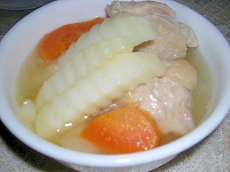 冷凍ポテトと鶏肉のコンソメスープ
