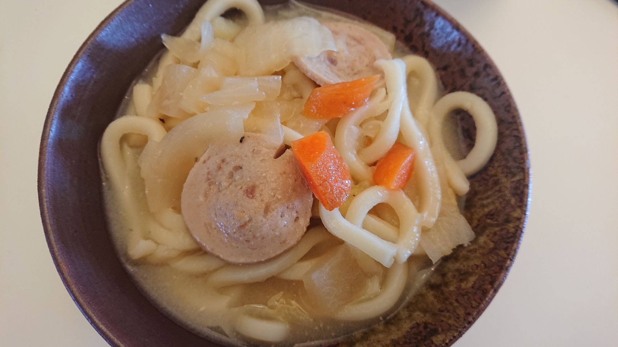 黒い器に盛られたポトフリメイクうどん