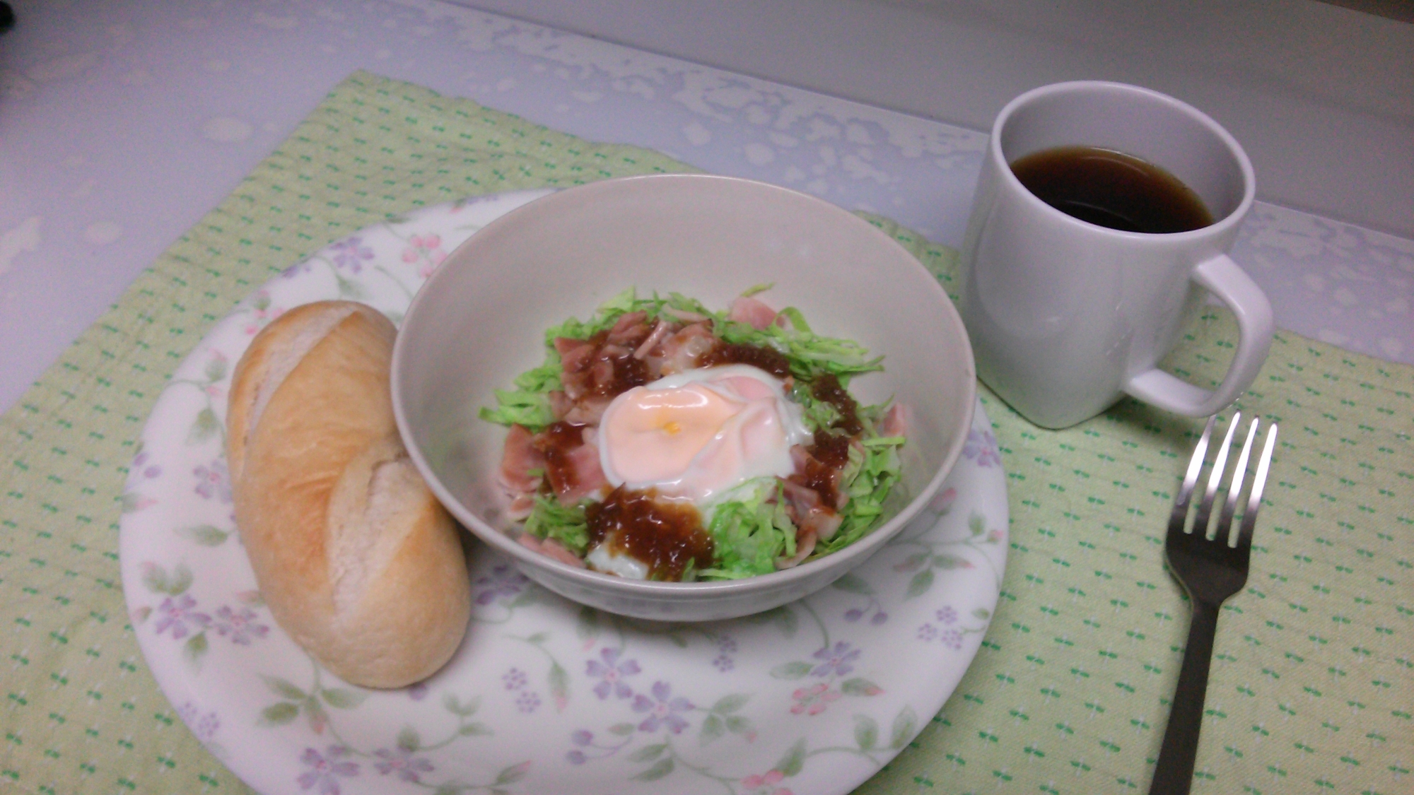 朝ごはんにプチパン♪　+キャベツ卵でココット♪