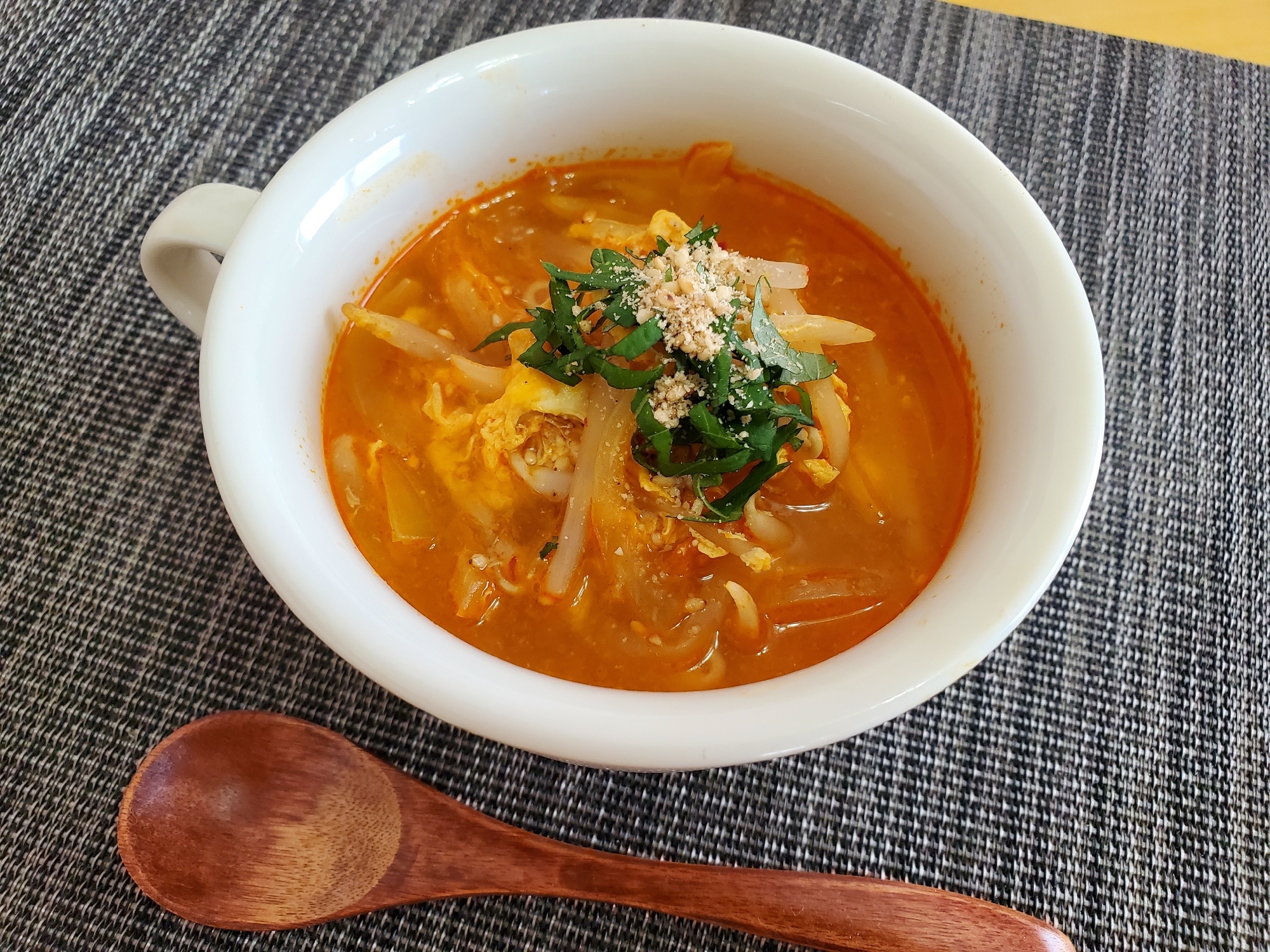 ピリ辛キムチチゲ風モヤシスープ