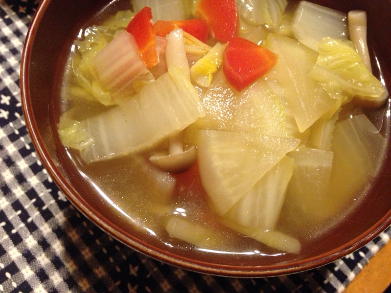 白菜と大根としめじと焼きごぼうの塩コンソメスープ