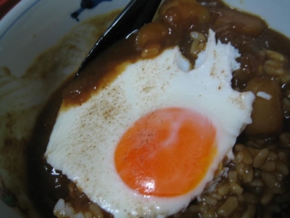 私は黄身を崩してたべる派です♪今回はじめてコンソメをいれたカレーを作りました。おいしかったです！また作ります☆