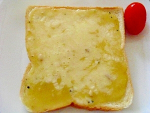 白い皿にのせられたカルボナーラトースト