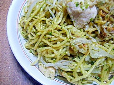 白い皿に盛られた焼きそば