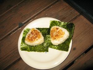 気ままにアウトドア！炭火で胡麻しょう油焼きおにぎり
