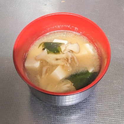 ワカメと残り野菜の味噌汁
