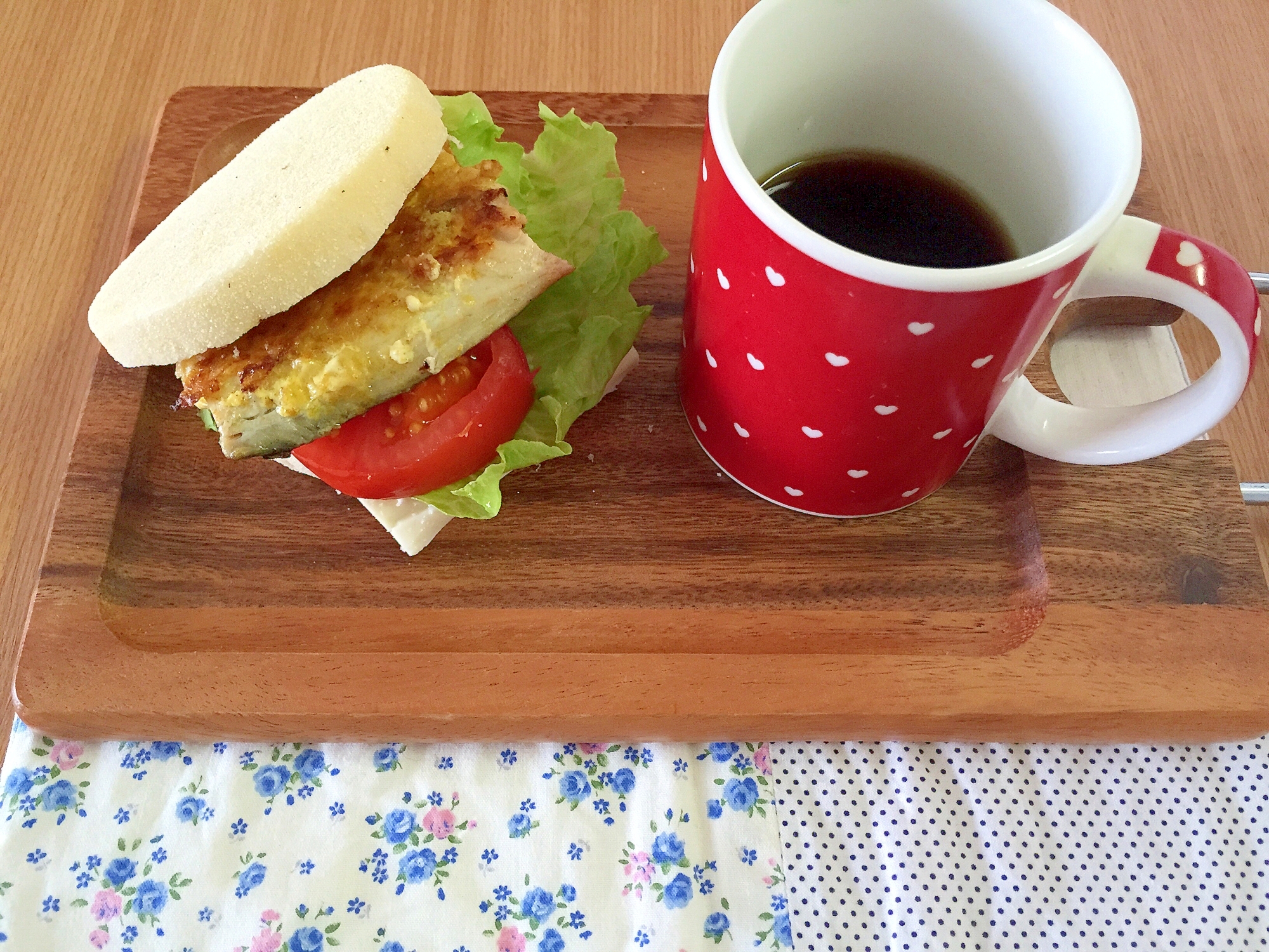 木製ボードにのったイングリッシュマフィンのサバサンド