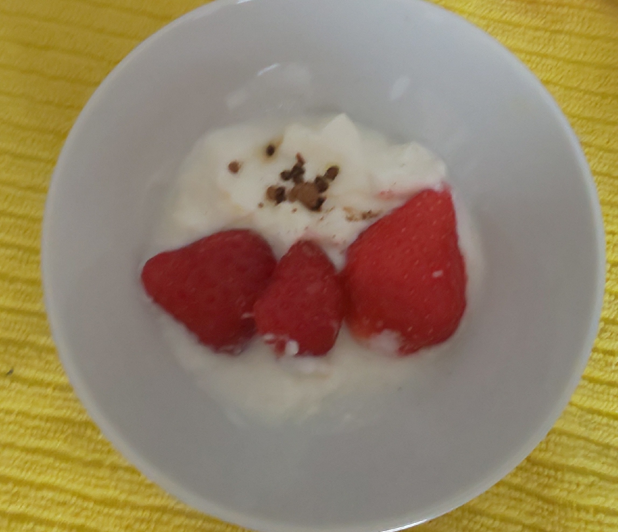 ヨーグルトに♪いちごとコーヒーを