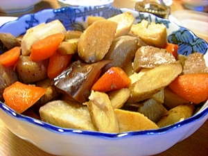 里芋、厚揚げ、根菜の煮物