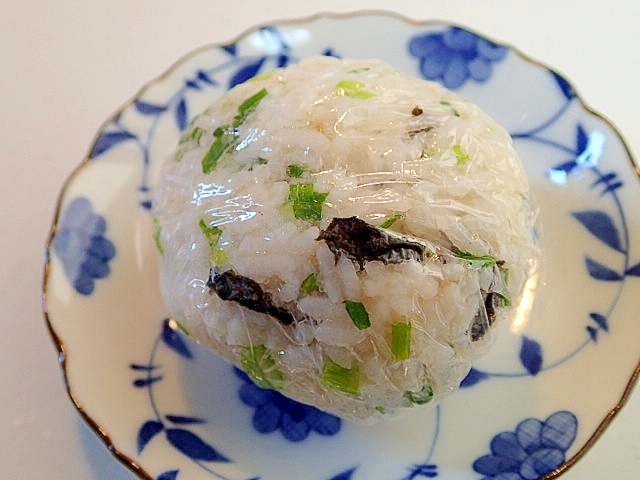 ほんだしで　刻み海苔と葱と辛子明太子のおにぎり