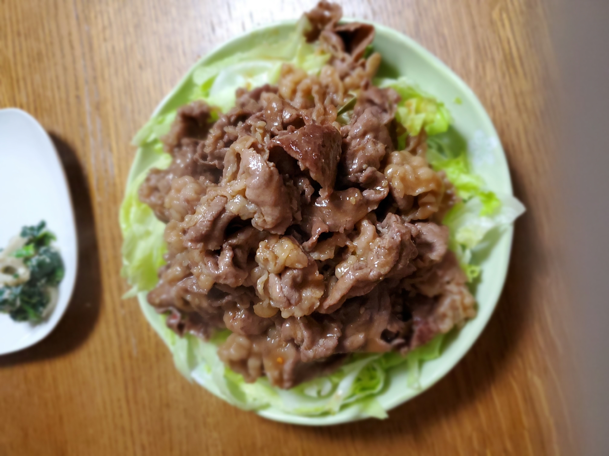 牛肉のレタス乗せ